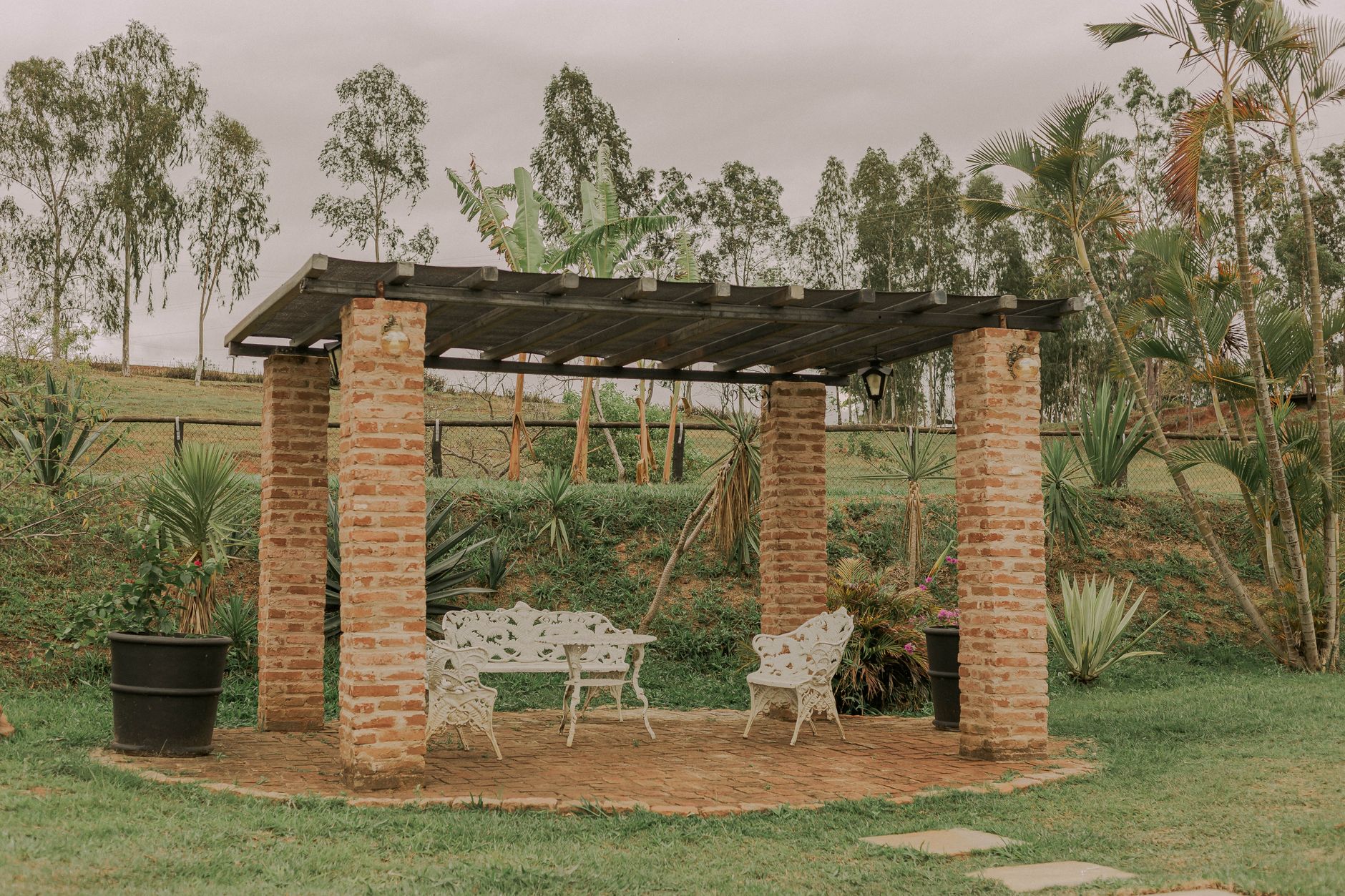 Fixer une pergola dans l’herbe sans dalle béton : comprendre les contraintes du sol vivant — installation de pergola dans l'herbe