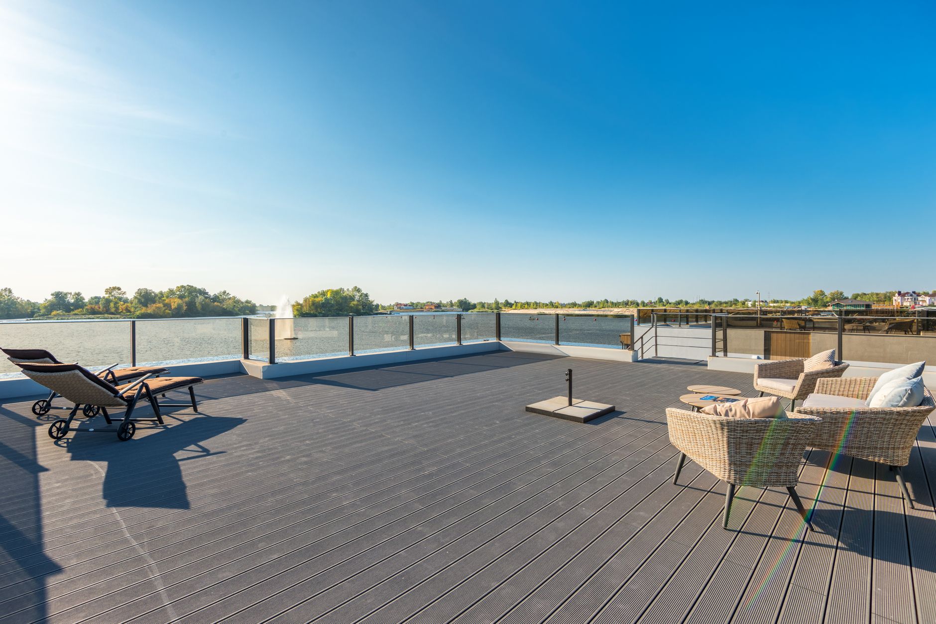 Terrasse sur plots : principe, avantages et limites à connaître avant de chiffrer — terrasse extérieure avec plots réglables
