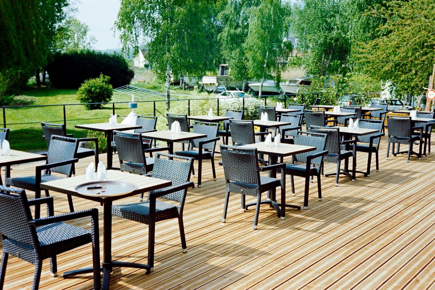 Terrasse sur plots : prix au m² et conseils de pose