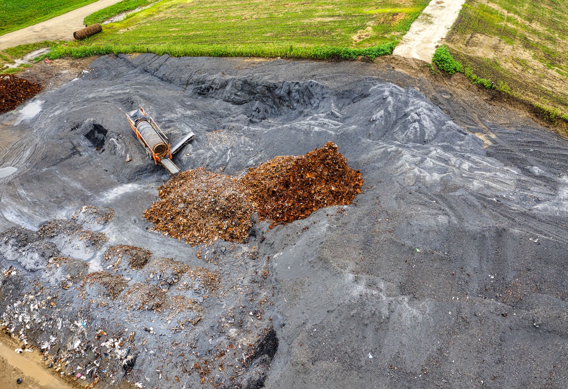 Frites dans le compost domestique : ce qui coince et ce qui reste possible — tas de compost avec déchets alimentaires