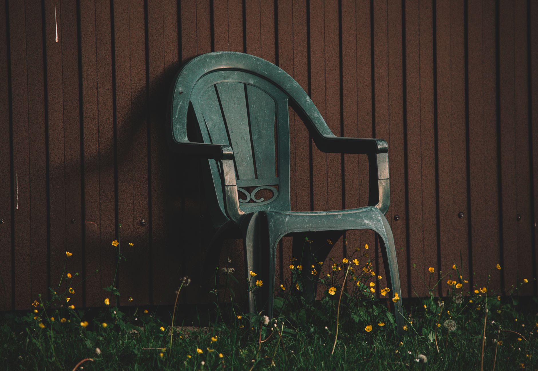 Pourquoi un salon de jardin en plastique noir ternit et comment le diagnostiquer — rénovation mobilier de jardin en plastique noir