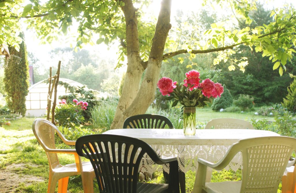 Comment raviver un salon de — rénovation mobilier de jardin en plastique noir
