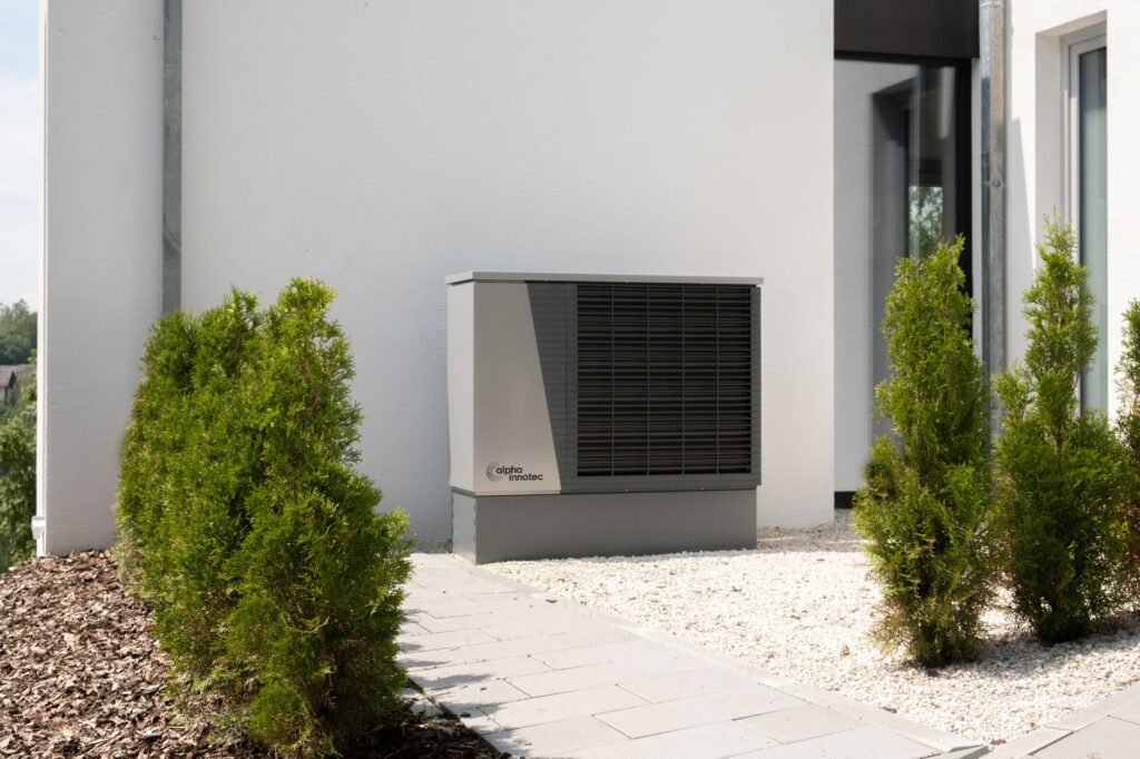 Habiller une pompe à chaleur — pompe à chaleur entourée de plantes