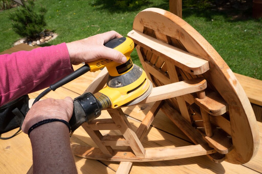 Rénover une table de jardin — rénovation table de jardin en bois