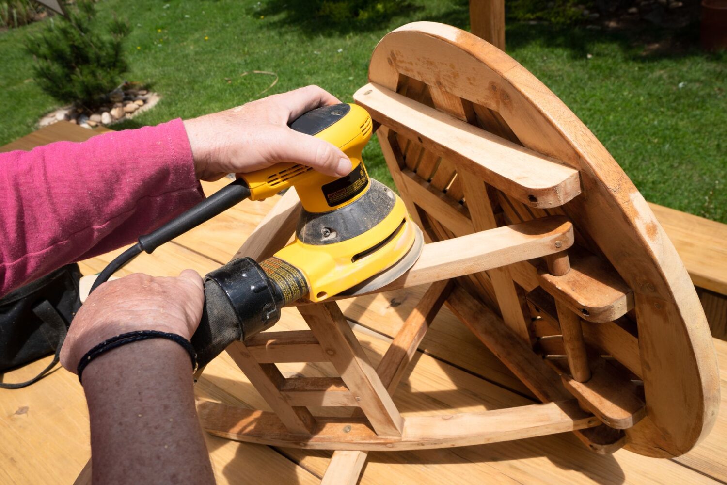 Rénover une table de jardin en bois : poncer, huiler ou peindre ?